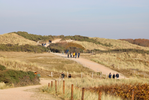 wandelen langs de kust